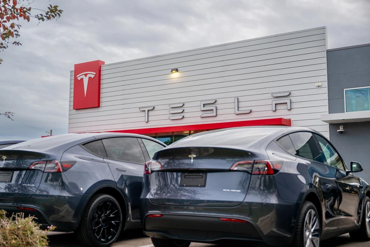 Tesla отзывает 200 000 автомобилей из-за неисправности камеры заднего вида