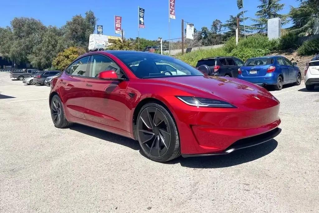 Tesla Model 3 Performance: Мощный электромобиль с впечатляющими характеристиками